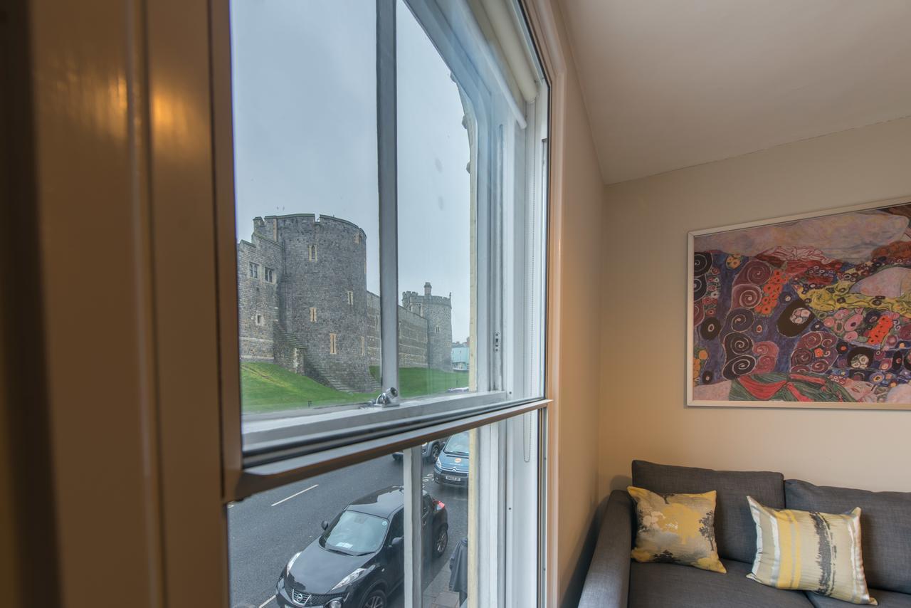 Central Windsor Apartment Facing The Castle Exteriör bild